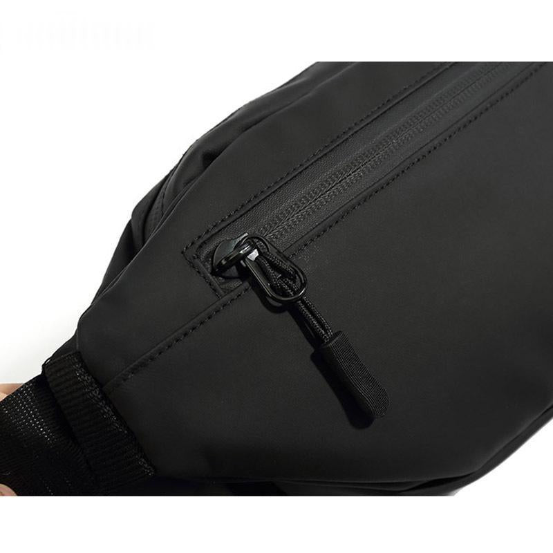 The Original Shoulder Bag in Cool Black, zipper detail
